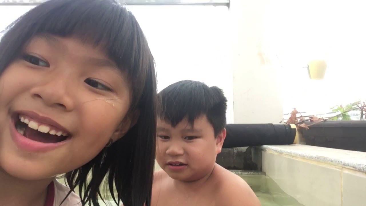 Trí tắm hồ bơi - YouTube