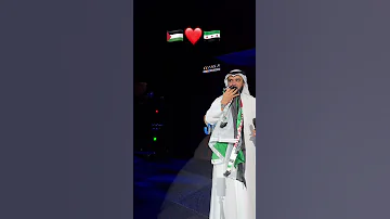 الشيخ مشاري راشد العفاسي يقبل علم فلسطين وسوريا في حفل العيد في هولندا 