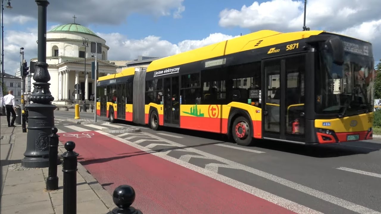 Plac Trzech Krzyży, Warszawa. Autobusy, ruch uliczny.