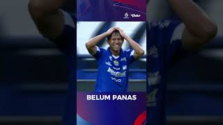 Ramon belum berhasil menyambar bola dari tendangan Adam Alis, masih melambung di atas mistar gawang