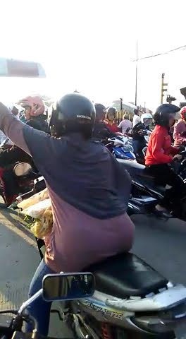 Terobos palang pintu kereta api. ibu ibu terpukul jatuh sampai patah tulang