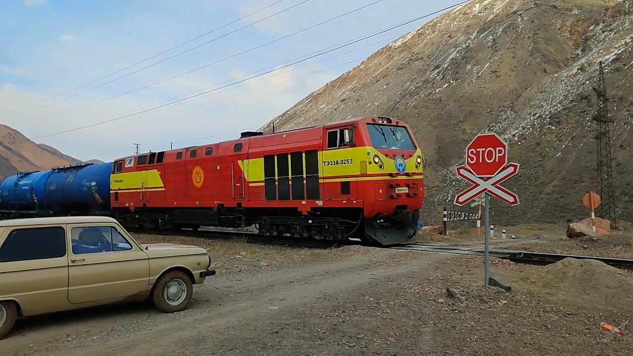 Diesel locomotive TE33A-0253 with a freight train passes the Boom Gorge ...