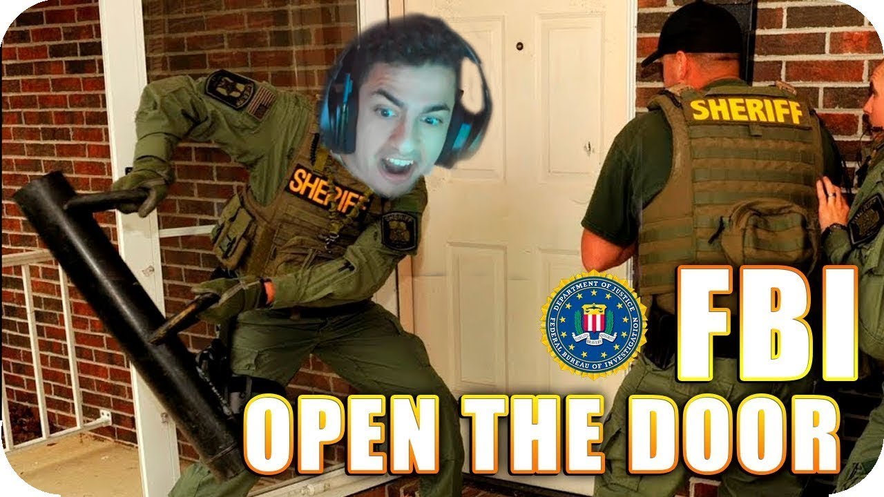 Опен опен зе дор плиз. Опен зе дор. Open the Door Мем. FBI open Door. FBI open the Door meme.