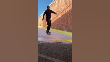 No Comply 180 on a bank #shorts #skateboarding #nocomply #nocomply180 #beginner #beginnerskater