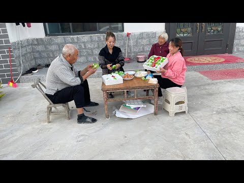 妹妹来家里，表姐拿两箱活珠子，准备当零食吃，姑父：口感像毛蛋