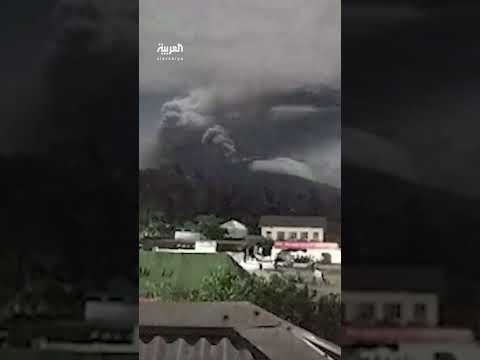 مشاهد ترصد لحظات الرعب في ثوران بركان جبل إيبو في إندونيسيا