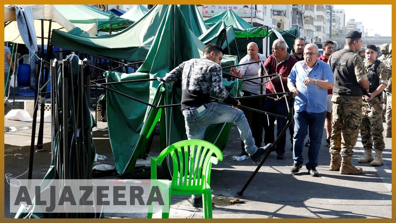 لبنان: الجيش يبدأ بتطهير الطرق بعد استقالة رئيس الوزراء