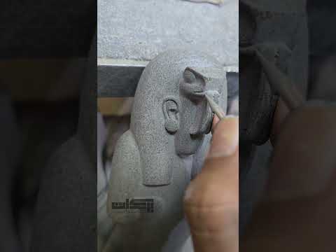 بفنش فى وش ولسان الأفعى على الأوشابتى وبشرح تفاصيل الشغل على حجر الجرانيت الأسود