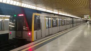 Metro M3 Milano Treni Tradizionali Serie 8000 E Meneghino Alla Stazione Di Rogoredo Fs