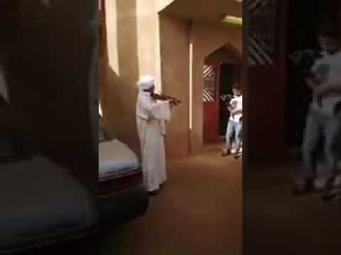 ابوعركي البخيت يعزف علي الكمان في زواج بنته 