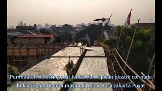 Pembuatan Bekisting Dan Lapisan Plastik Cor Pada Plat Lantai Masjid Di Johar Baru Jakarta Pusat