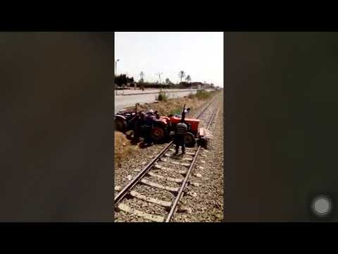 جرار زراعي يقف امام قطار الزقازيق طنطا