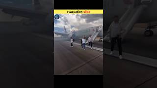 गलती से भी मत खोलना Airplane का Emergency Gate! 😱
