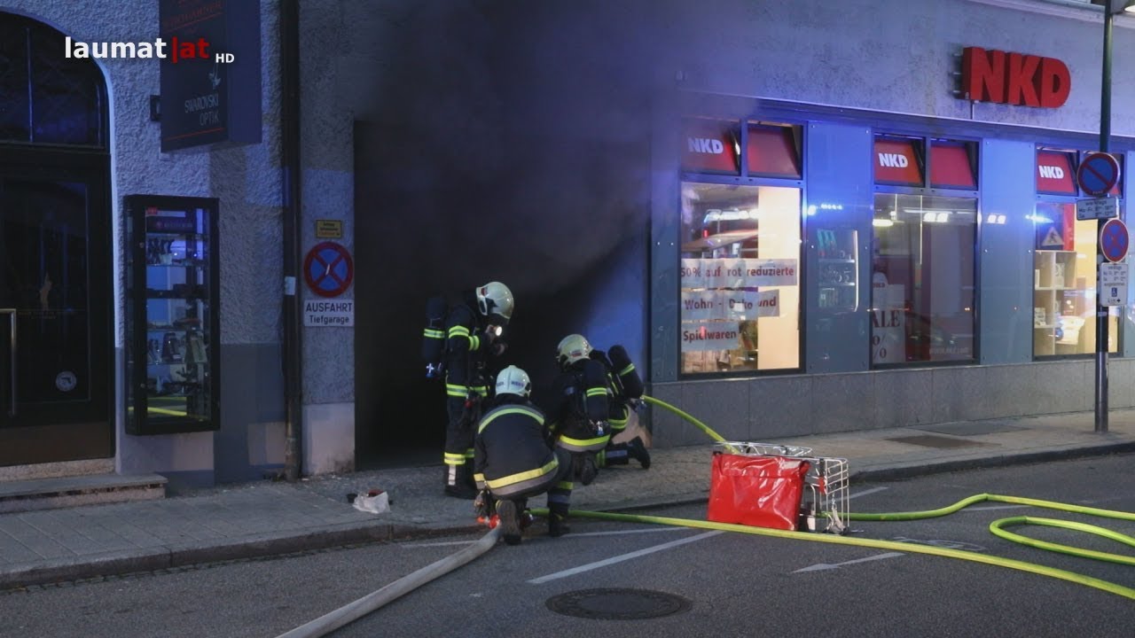 Brand in einer Tiefgarage in Wels-Innenstadt erfordert Großeinsatz der Feuerwehr