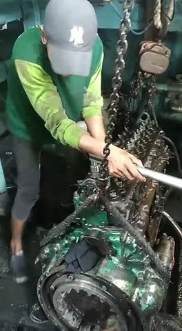 proses perbaikan mesin kapal ikan