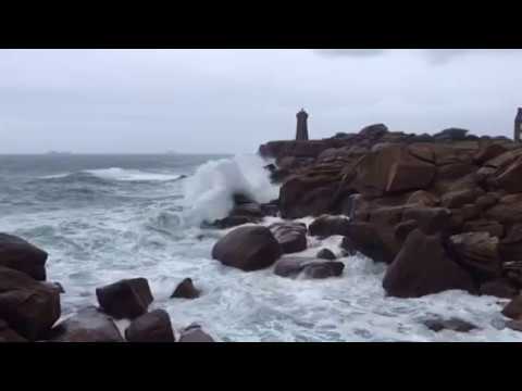 La tempête Carmen se profile sur la côte de granite Rose Ploumanach Bretagne 29-12-2017