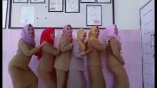 Video viral PNS goyang Hot di papan tulis part I