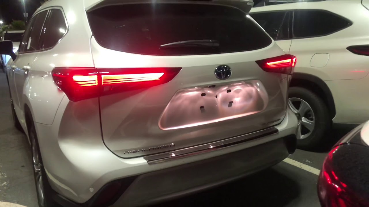 2021 Toyota Highlander Hybrid Platinum at Night