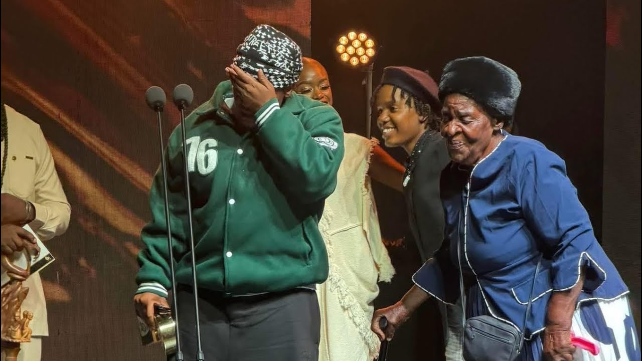 Ниша Т.С. плачет на сцене, получая награду в прямом эфире на церемонии вручения премии Nama Award...