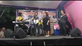 Senandung Rindu (Ernie Djohan). Nunung aja lewat. Ibu ini menyanyi dengan sangat percaya diri sekali