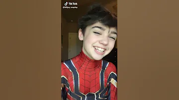 ولد حلو يجنن وصغيرون 