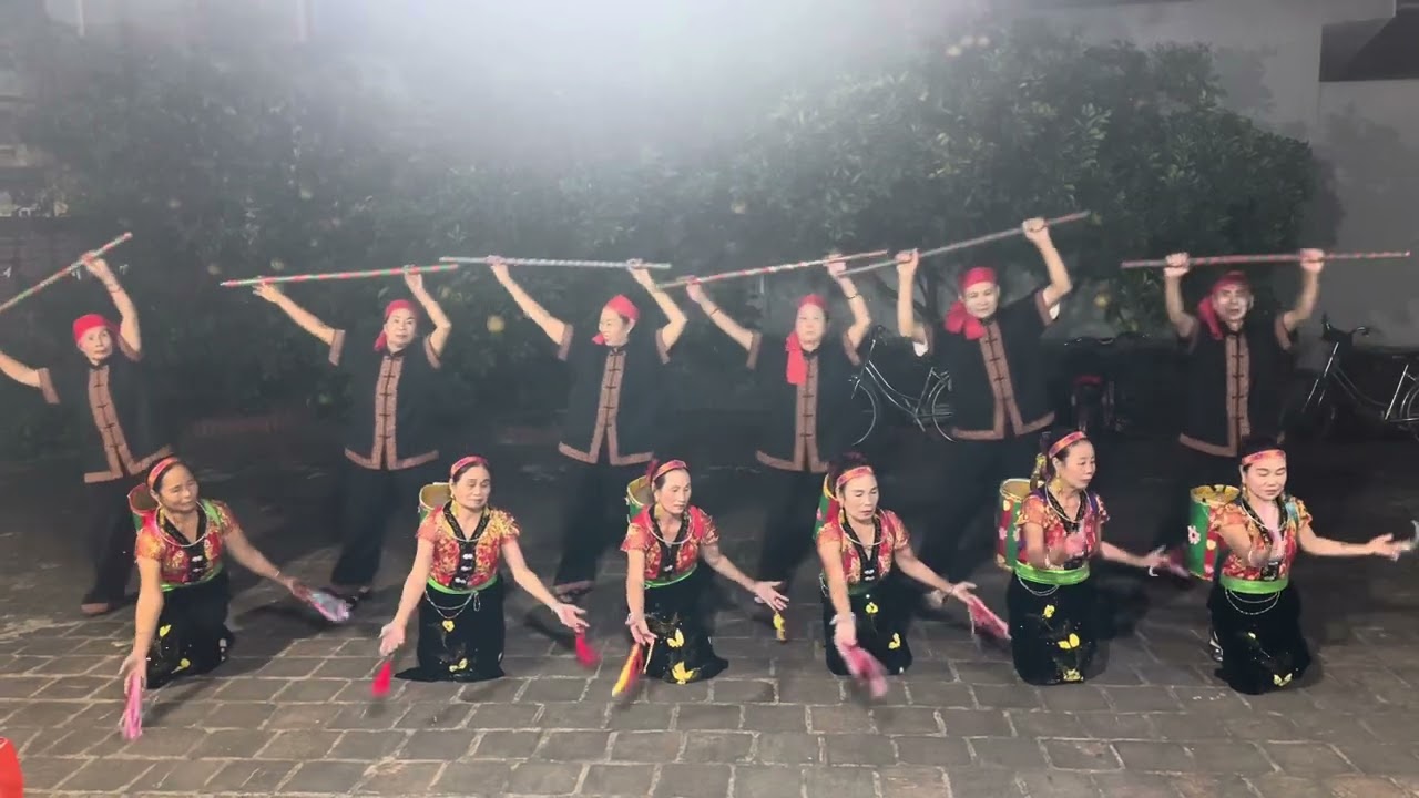 Hội người cao tuổi thôn lai cách múa tiếng chày trên sóc bom bo