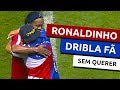 Ronaldinho "dribla" fã sem querer