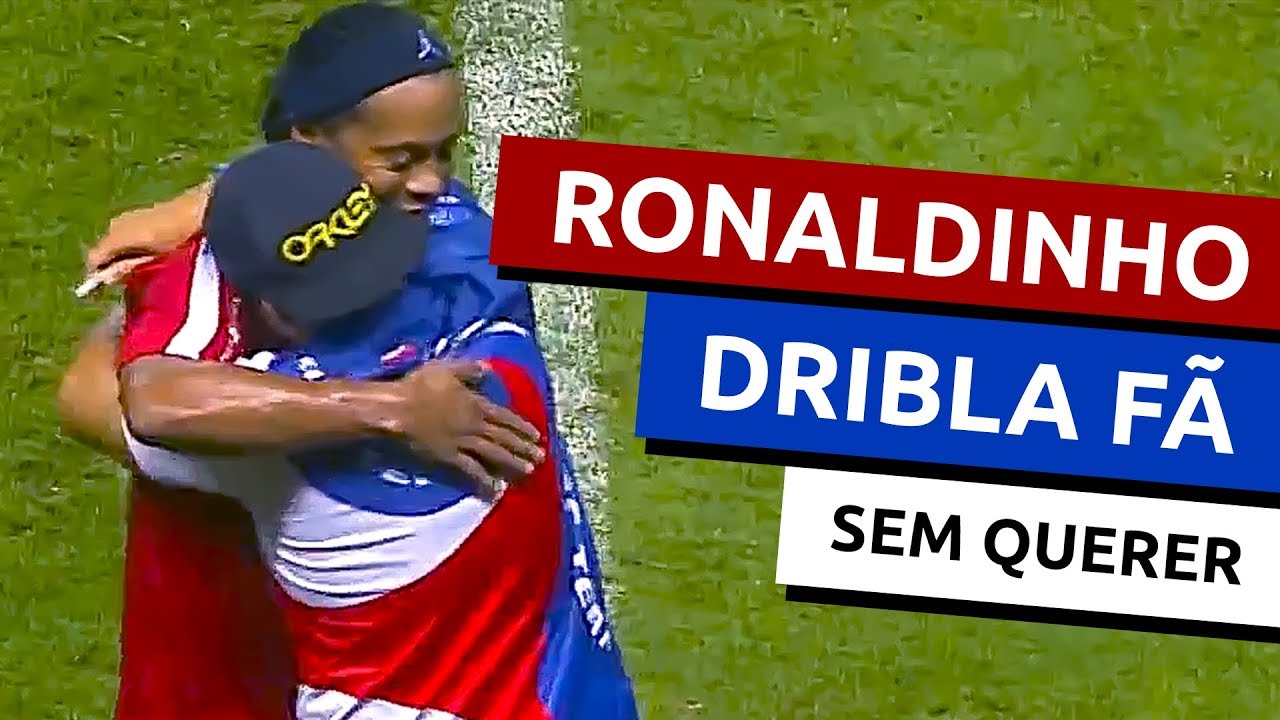 Ronaldinho Gaúcho dribla fã que invadiu o campo em jogo do Barça