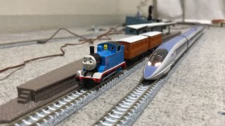 JR4両編成500系東海道・山陽新幹線(のぞみ)ときかんしゃトーマス+アニー+クララベルが走行！終点のカーブ駅にきかんしゃトーマス+アニー+クララベルが到着！【TOMIX Nゲージ】