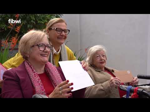 M&aacute;s de 250 voluntarios de CaixaBank reparten casi un millar de postales navide&ntilde;as