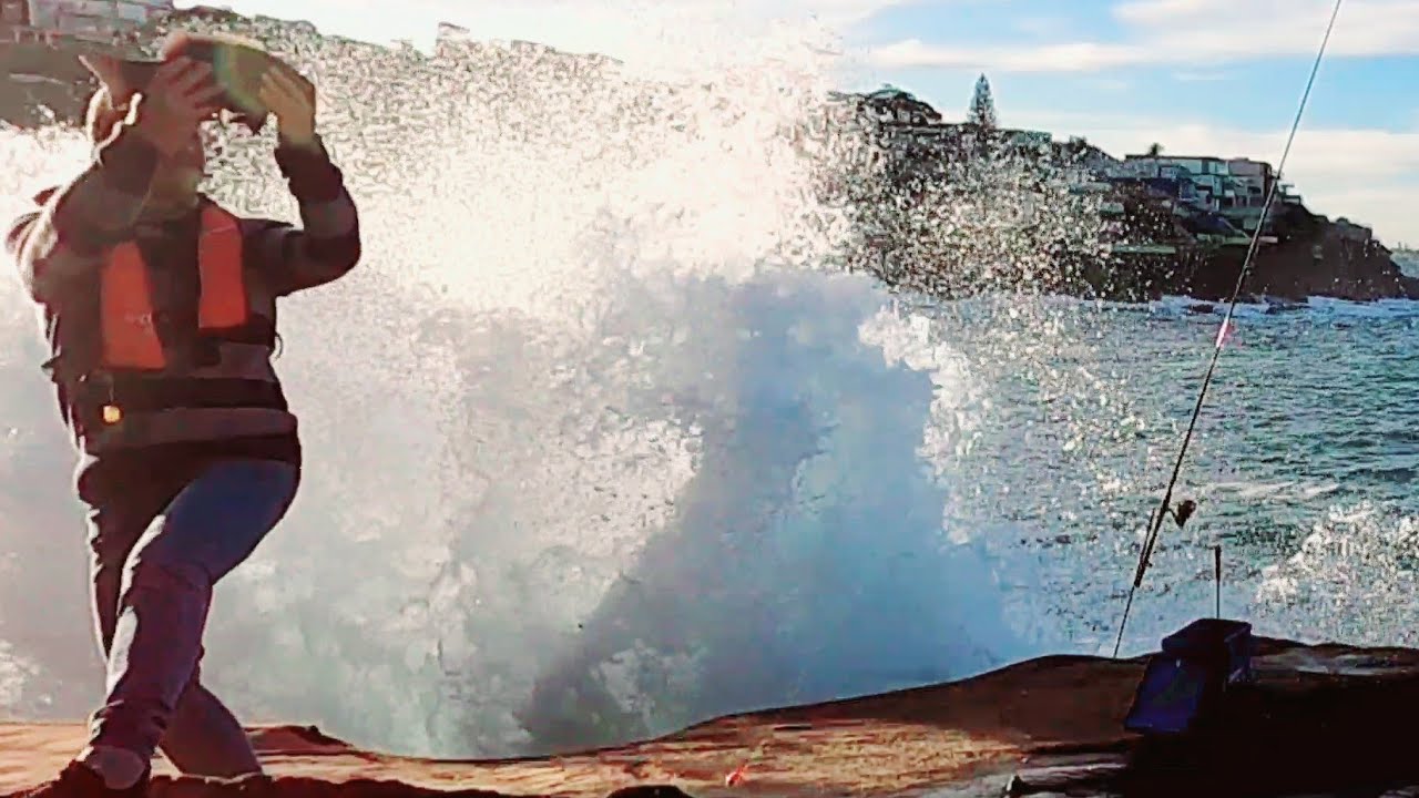 Drummer fishing in very high waves / 아주 파도가 높아서 낚시를 할까말까 하다 벵에돔 낚시를 실험