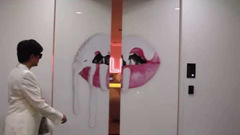 stan twitter: Kris Jenner walking to her office like a bad b