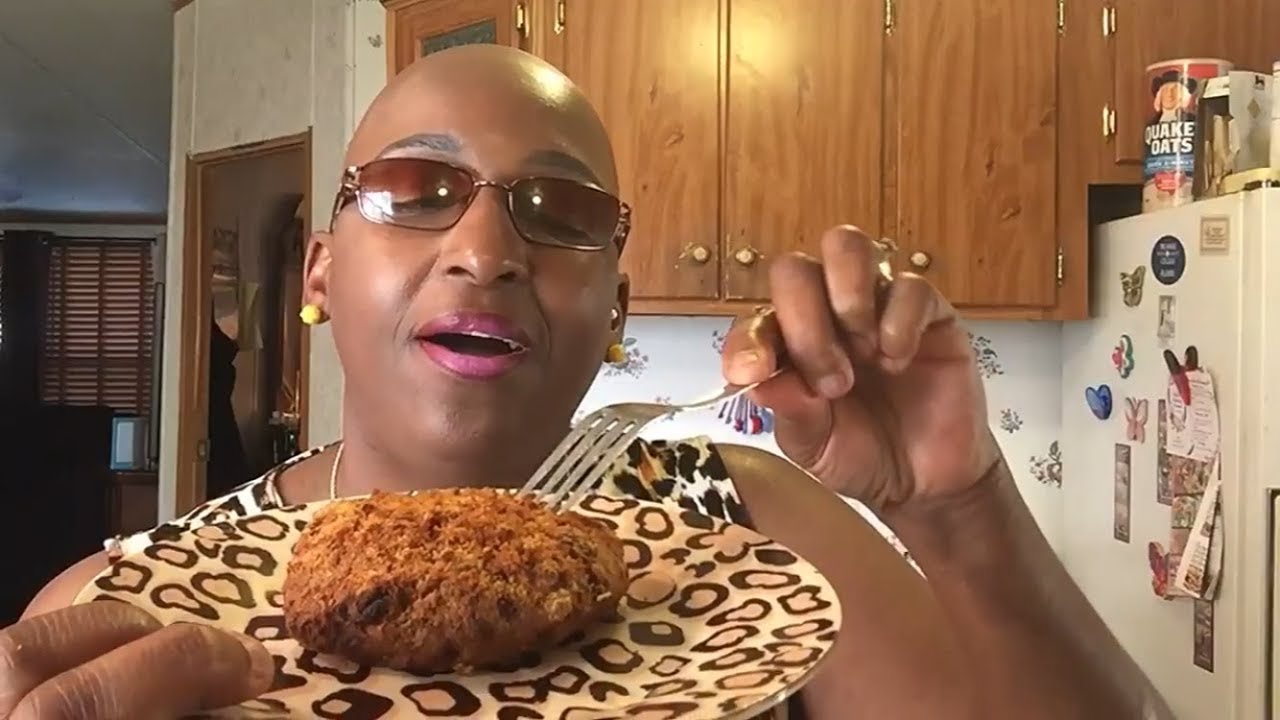 How to make Salmon Cakes - YouTube