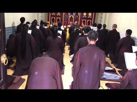 Утренняя молитва монахов 🙏 Сычуань, Китай