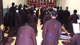 Утренняя молитва монахов 🙏 Сычуань, Китай
