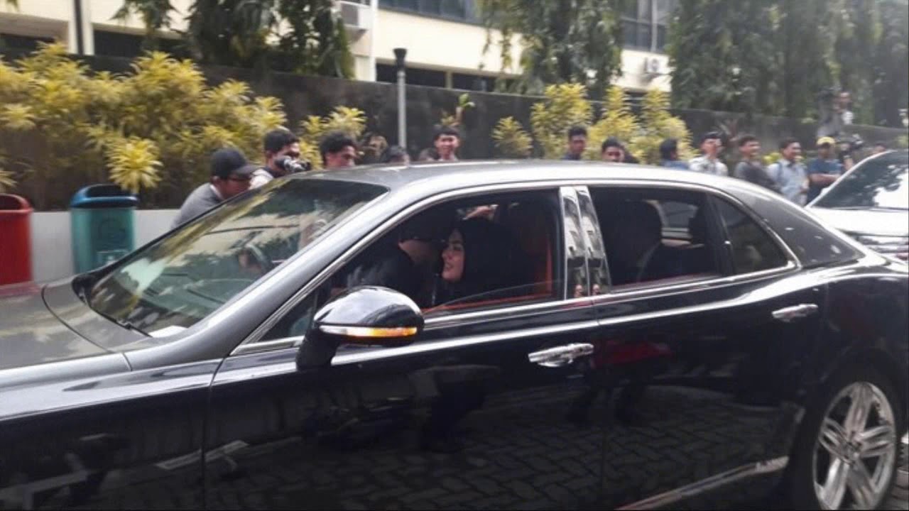 Hotman Paris Ajak Syahrini Dan Aisyahrani Naik Mobil Mewah YouTube