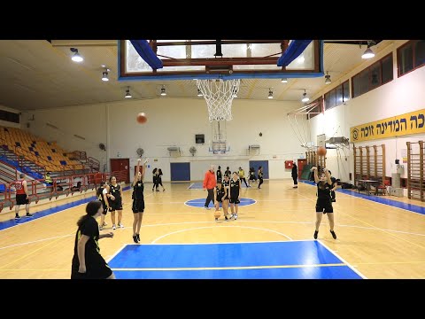 التعايش الرياضي بنات يهوديات وعربيات تلعبن كرة السلة في مدينة رملة