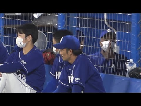 試合中のブルペン陣全員とタッチを交わし、チームの勝利を願っているルイス通訳 (2022/09/22)
