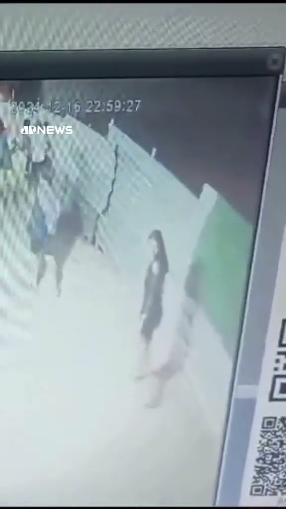 Turista é morto por tirar foto fazendo gesto de facção # shorts