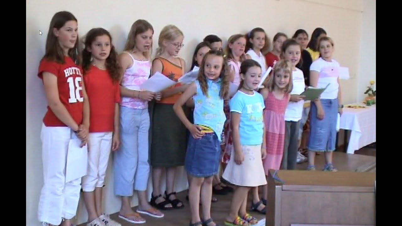 Kinder & Jugendchor 2004 beim ersten großen Auftritt