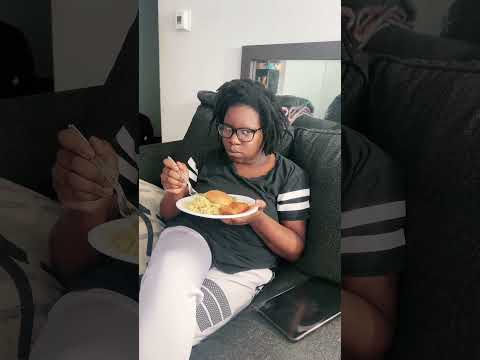 When the food is so good 🤣🤤. My boyfriend stay recording me lol