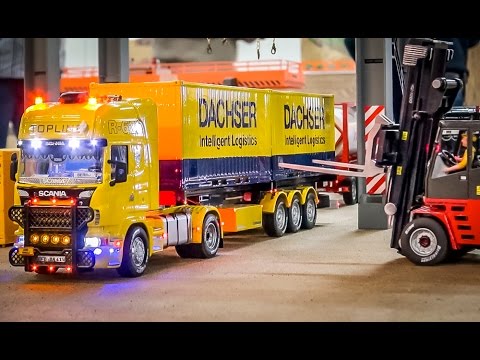 RC truck Scania in incredible 1:32 scale & fork lifter at 