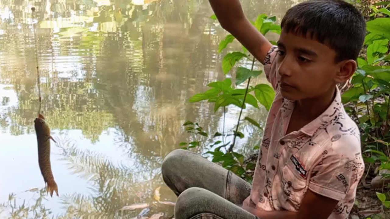 Leaves whisper above | hook circles delicate in pond