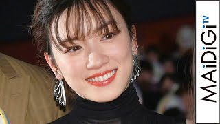 永野芽郁、個性派チェックワンピで腕出し＆美脚見せ　羽風イヤリングで遊び心も