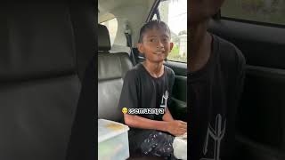 Anak Kecil Jualan Sambil Hujan Hujanan    Perjuangan Hidup Yang Menyayat Hati 