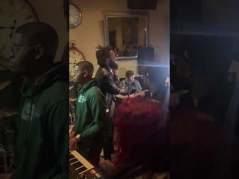 Maine Dolly Singing at Time