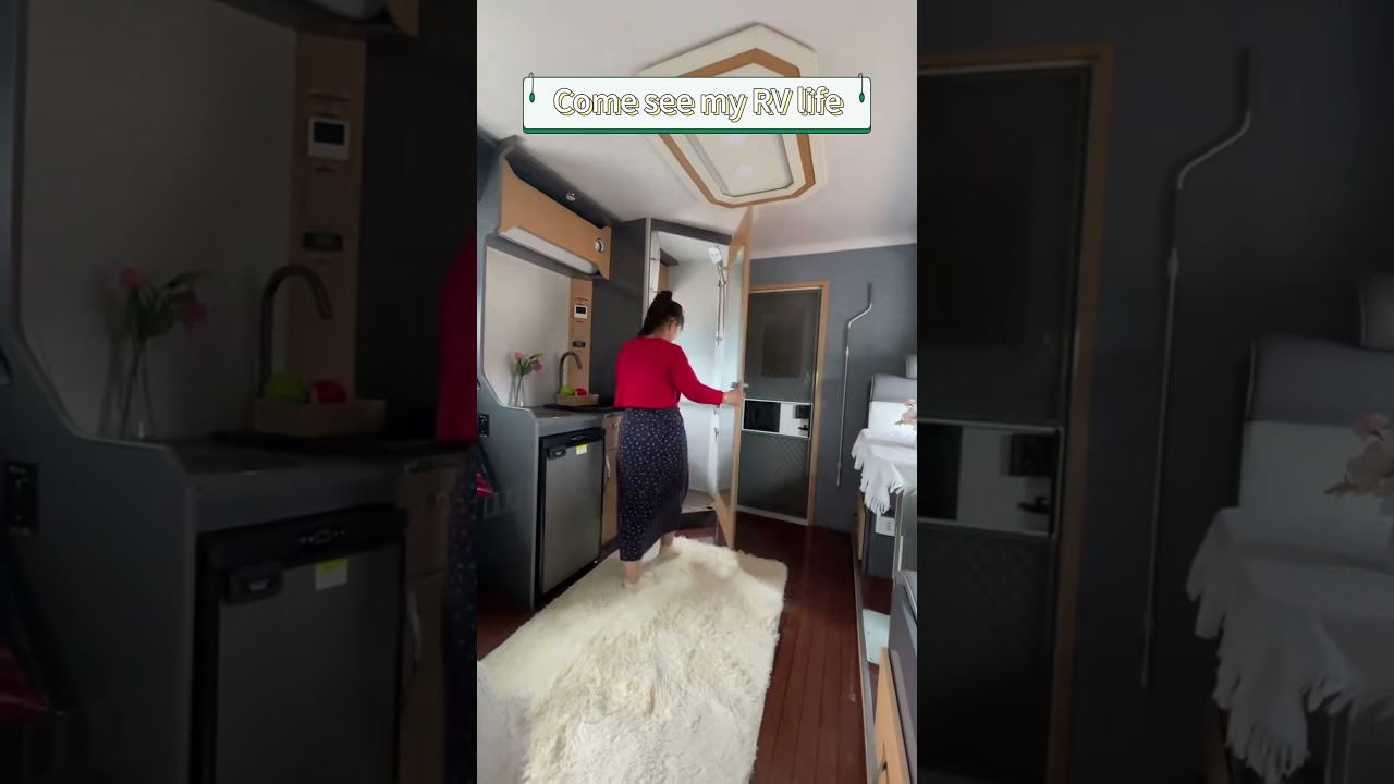 ⁣It's raining heavily, hurry back to the RV#camping #travel trailer camping#automobile