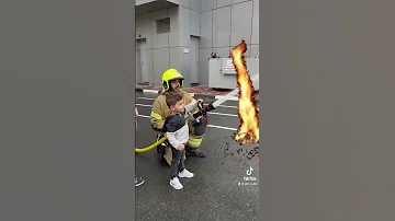 نايا وجودي بطفو الحريق مع رجل الاطفاء 