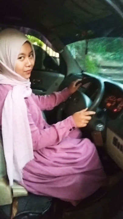 si cantik belajar mengemudi
