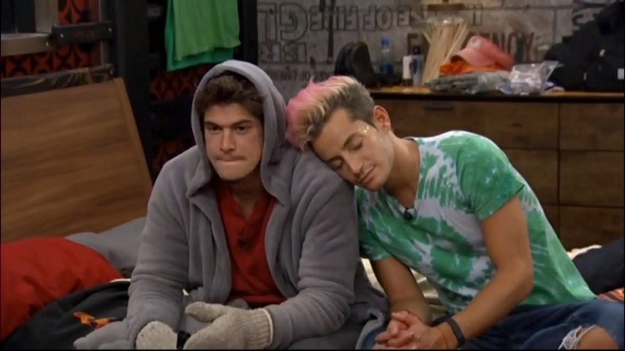 BB16 8/10 12:43am - Zach Flirts with Victoria, Frankie Jumps Him, Z Has to 